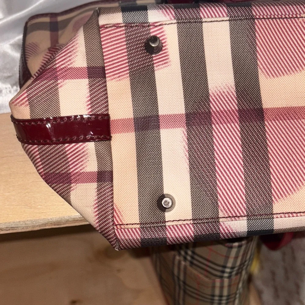 Burberry Heart-Print Tote Bag in Burgundy and Beige - Picture 8 of 14